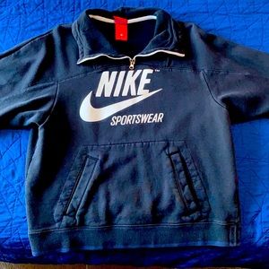 Women’s Nike Sweatshirt in black and white.  In excellent condition.  Small.